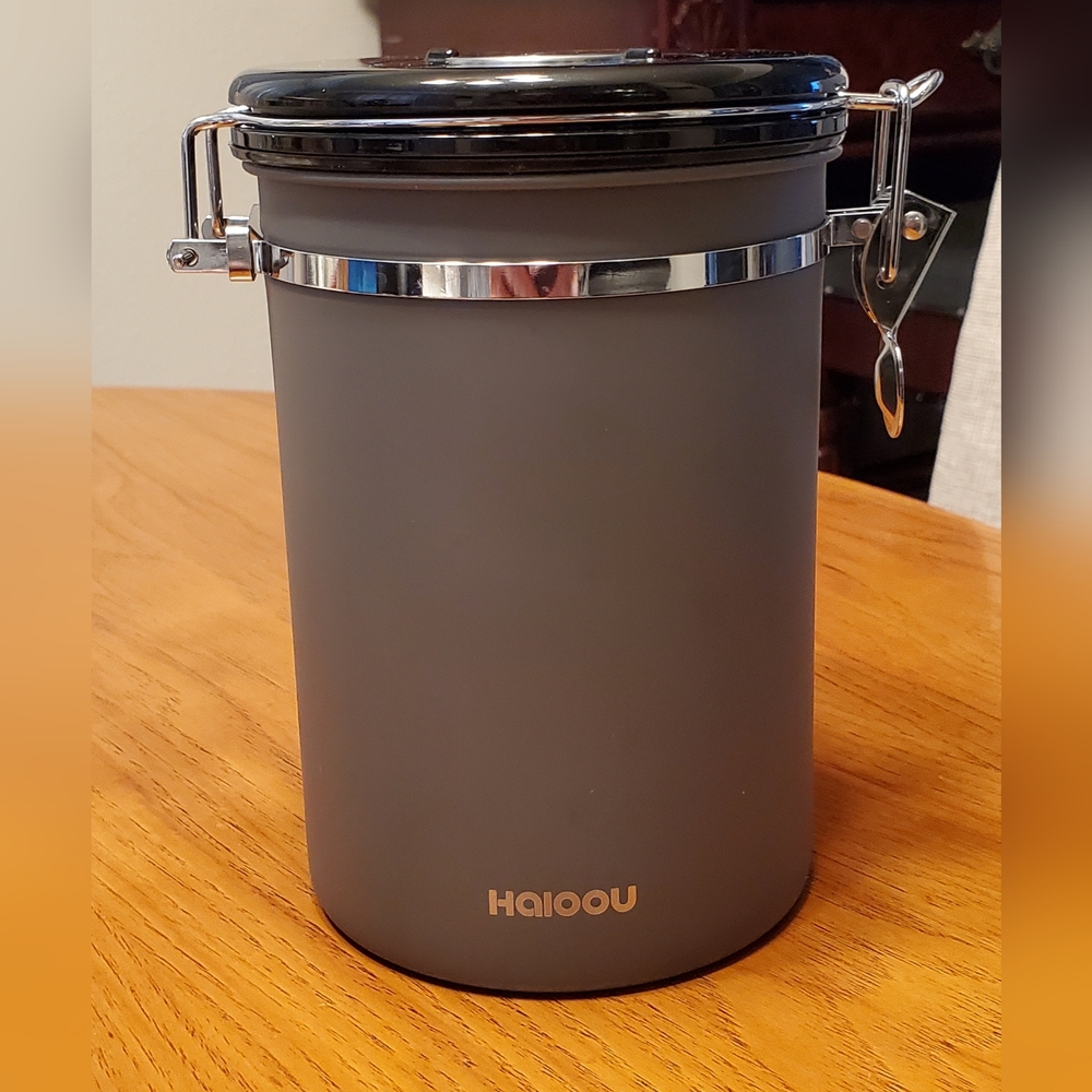 HAIOOU Airtight Coffee Bean storage canister. 22 oz. Gray & Black